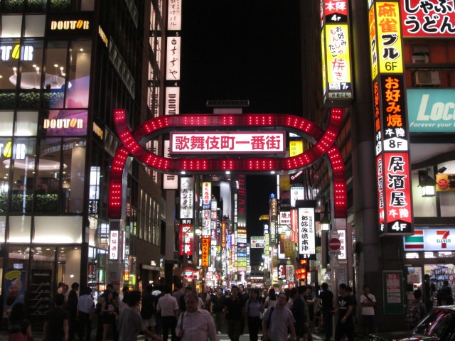 8. 日本屈指のナイトスポットとして有名な「新宿歌舞伎町」
