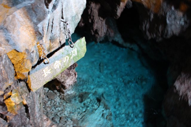 8. 神秘的な地底湖を巡る探検へ！岩手を代表する観光地「龍泉洞」
