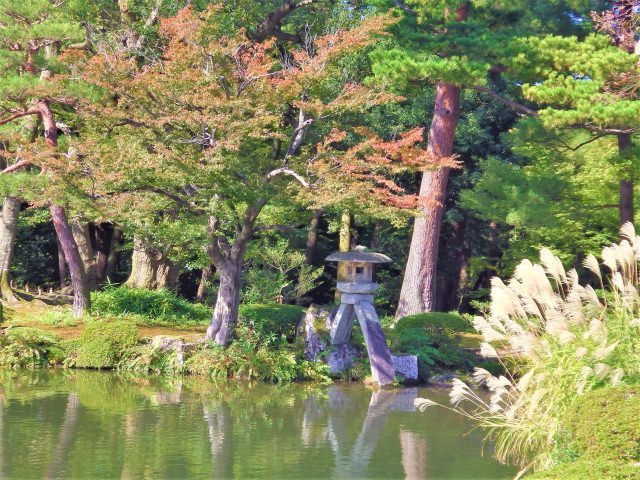 1. 三大庭園のひとつ。石川県でココの紅葉は見逃せない「兼六園」