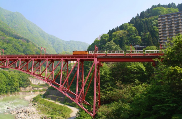 1. 大自然を思いっきり感じる！富山県で絶対外せないスポット「黒部渓谷トロッコ電車」