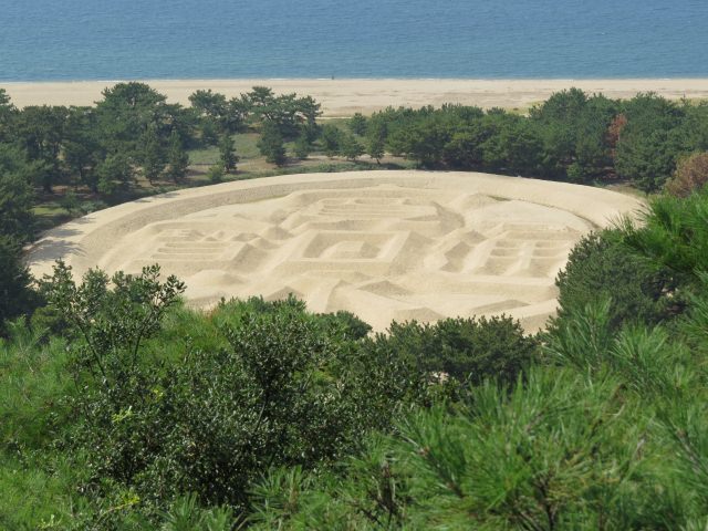 8. 砂地に浮かぶ巨大な芸術作品。一度は見たい「銭形砂絵」