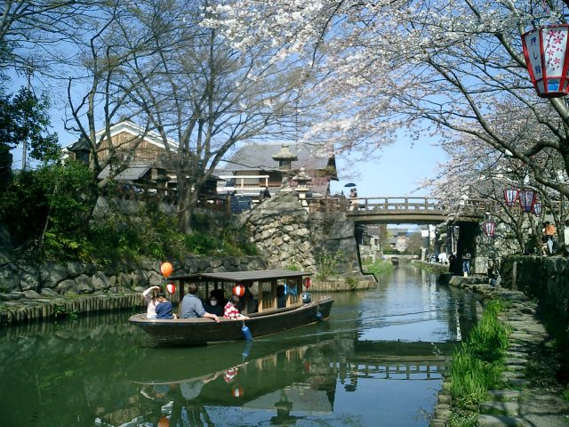 2. 情緒ある和舟で周遊を楽しむ。滋賀県人気観光スポット「八幡堀」