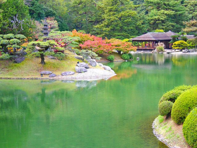 7. 美しい公園で優雅な一日を。400年の歴史がある香川の観光名所「栗林公園」